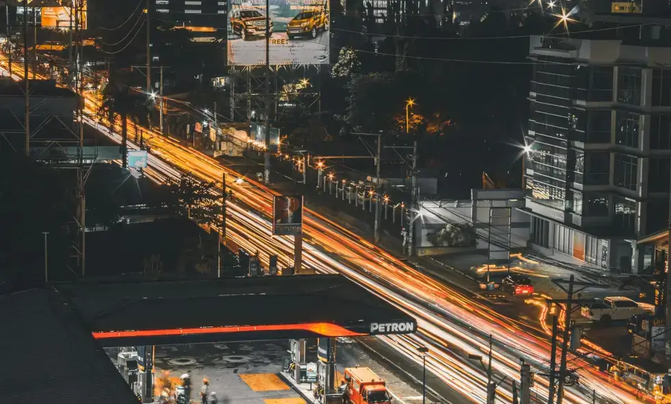 Störungen aufgrund eines Sturms auf der M3 und der M0, in Heves fuhr ein Auto wegen eines umgestürzten Baums in den Graben.