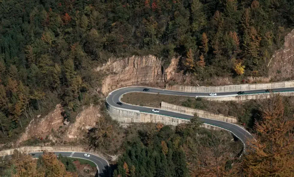 Un nouveau tronçon d'autoroute est en cours de construction en Roumanie. Un nouveau tronçon d'autoroute est en cours de construction en Roumanie.