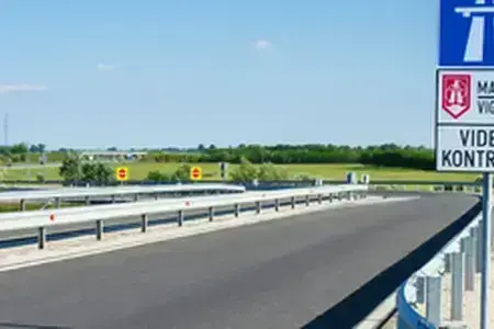 The advantages and disadvantages of expressways